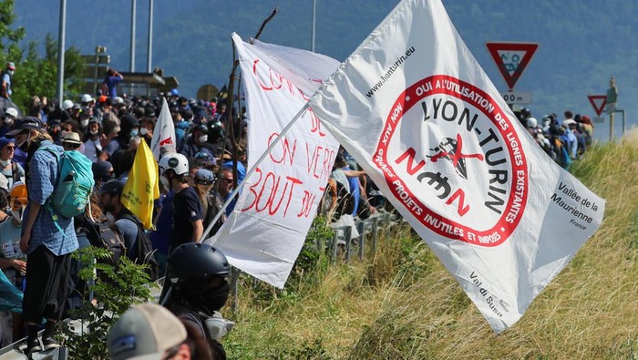 Gas Air Mata Warnai Aksi Tolak Jalur Kereta Cepat Prancis-Italia An activist throws an object during a protest against the Lyon-Turin rail link between France and Italy, in Les Chavannes-en-Maurienne, France, June 17, 2023. REUTERS/Denis Balibouse TPX IMAGES OF THE DAY