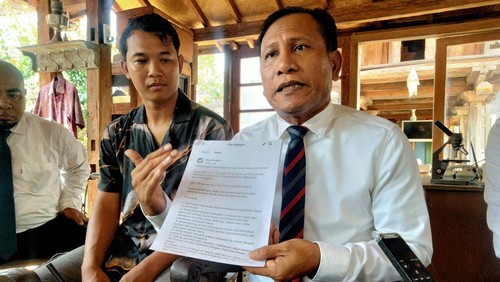 GAS alias Ary Ulangun didampingi kuasa hukumnya Wayan Gendo Suardana saat ditemui seusai pemeriksaan di Polres Buleleng, Selasa (20/6/2023). (Foto: Made Wijaya Kusuma/detikBali)