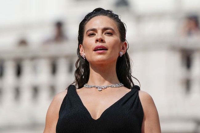 Ia juga melengkapi gayanya dengan perhiasan berkilauan seperti anting dan kalung berlian. Sementara itu, rambut bergaya wet look memberi tampilan yang sleek. (Foto: AP Photo/Alessandra Tarantino)