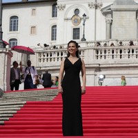 Ia pun memberikan gaya maksimalnya untuk momen spesial tersebut. Sebuah gaun hitam yang memeluk tubuh menjadi andalan aktris 41 tahun asal Inggris itu. (Foto: AP Photo/Alessandra Tarantino)