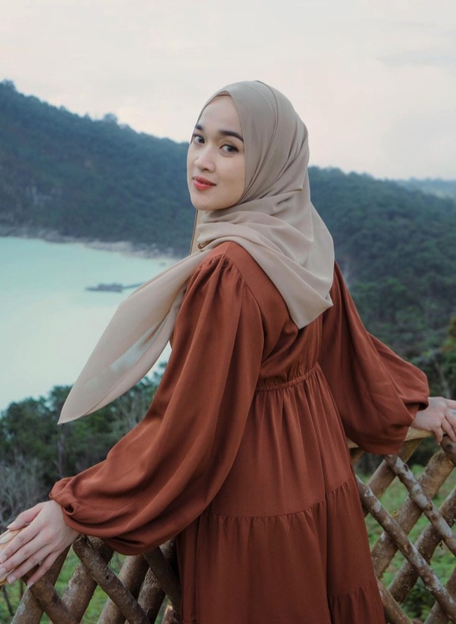 Penampilan Ririe Fairus seiring berjalannya waktu semakin cantik dan glowing. Bahkan netizen mengatakan bikin mantan menyesal. “Mantan menyesal ituuu,” kata @rya***. Foto: Instagram @ririe_fairus