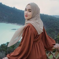 Penampilan Ririe Fairus seiring berjalannya waktu semakin cantik dan glowing. Bahkan netizen mengatakan bikin mantan menyesal. “Mantan menyesal ituuu,” kata @rya***. Foto: Instagram @ririe_fairus