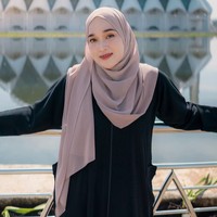 Gaya hijab simple dengan scarf segi empat dan gamis panjang menjadi andalan Ririe Fairus. Foto: Instagram @ririe_fairus
