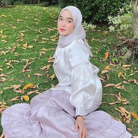 Dalam beberapa momen, tampaknya Ririe Fairus memilih mengenakan warna busana cerah dan anggun. Foto: Instagram @ririe_fairus