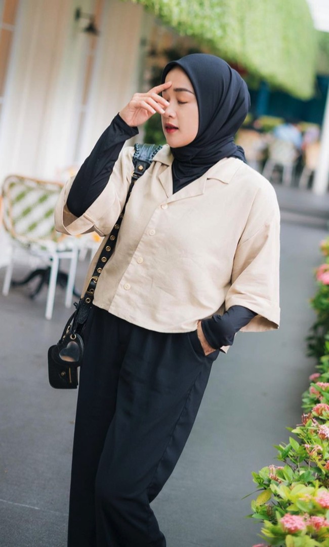 Ada pun momen ketika gaya hijab Ririe Fairus lebih kasual mengenakan setelan celana palazzo dan kemeja crop top yang dilengkapi inner hitam. Foto: Instagram @ririe_fairus
