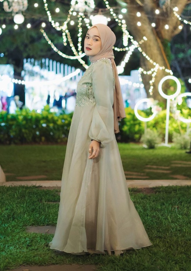 Bagaimana dengan penampilan formal mengenakan dress organza a la Ririe Fairus kali ini? Bisa jadi inspirasi pergi ke pernikahan. Foto: Instagram @ririe_fairus