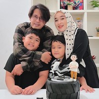 Kali ini momen tampil kompak dengan mantan suami saat ulang tahun anak. Ririe Fairus memilih melengkapi busana hitamnya dengan jilbab polka dot agar lebih semarak. Foto: Instagram @ririe_fairus