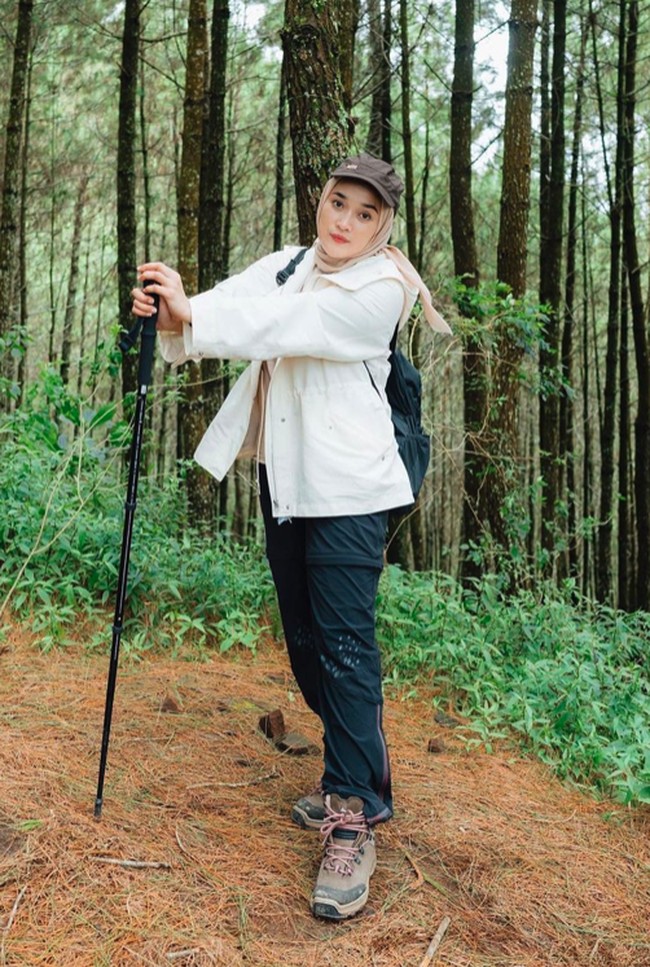 Ini gaya hijab simple dan sporty saat mendaki dengan parka membuat penampilan Ririe Fairus tampak stylish. Foto: Instagram @ririe_fairus