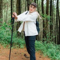 Ini gaya hijab simple dan sporty saat mendaki dengan parka membuat penampilan Ririe Fairus tampak stylish. Foto: Instagram @ririe_fairus