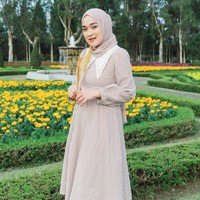 Satu lagi gaya stylish nan simple a la Ririe Fairus pakai dress midi motif gingham dan celana kulot yang senada. Foto: Instagram @ririe_fairus