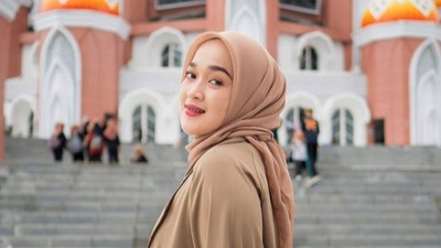 9 Gaya Hijab Ririe Fairus yang Makin Cantik, Disebut Bikin Mantan Menyesal