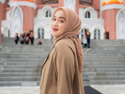 9 Gaya Hijab Ririe Fairus yang Makin Cantik, Disebut Bikin Mantan Menyesal