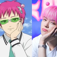 Jaehyuk TREASURE benar-benar cosplay jadi karakter anime Kusuo Saiki (Disastrous Life of Saiki K). Saat fansign, seorang penggemar memberikan atribut bando mengingat dirinya punya rambut berwarna pink. Foto: Instagram