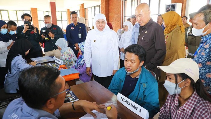 Gubernur Khofifah tinjau posko PPDB Jatim