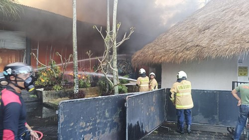 Gudang dan tempat pembuatan papan selancar milik PT Bali Agung Sesari terbakar pada Selasa (20/6/2023). Gudang itu terletak di Ungasan, Kuta Selatan.