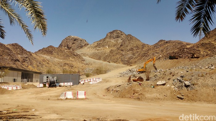 Hira Cultural District Pemerintah Arab Saudi telah membangun Hira Cultural District di Kaki Gunung Cahaya. Tempat tersebut dilengkapi dengan layar yang menceritakan kisah Nabi Muhammad SAW.