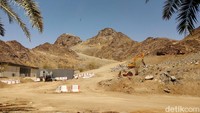 Saat ini pemerintah Arab Saudi tengah membangun jalan menuju puncak Gunung Cahaya. Kalau sudah jadi, jemaah hanya membutuhkan waktu beberapa menit saja untuk mencapai puncak. Biasanya butuh 2-3 jam untuk mendaki. Foto: Dadan Kuswaraharja