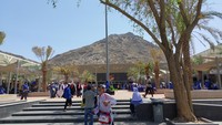 Di Hira Cultural District pengunjung juga bisa berbelanja oleh-oleh seperti sajadah atau Al Quran cetakan Makkah. Foto: Dadan Kuswaraharja/detikTravel