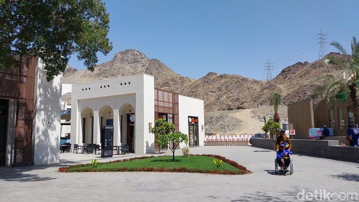 Hira Cultural District Pemerintah Arab Saudi telah membangun Hira Cultural District di Kaki Gunung Cahaya. Tempat tersebut dilengkapi dengan layar yang menceritakan kisah Nabi Muhammad SAW.