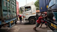 Perlu diketahui Jalan Akses Marunda, Cilincing, Jakarta Utara ditutup sementara karena aspal di jembatan ambles sejak Sabtu (17/6/2023).