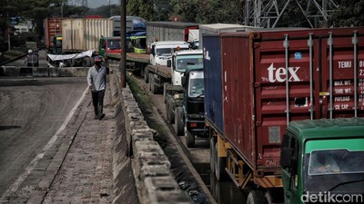 Horor Macet Parah di Marunda, Ratusan Kontainer Terjebak 12 Jam