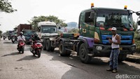 Terdapat enam separator yang melintang untuk menghalangi Jalan Akses Marunda.