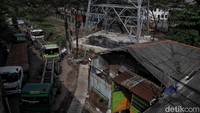 Volume kendaraan di jalan tersebut sangat padat. Transportasi yang melintas dipenuhi dengan berbagai jenis truk. 