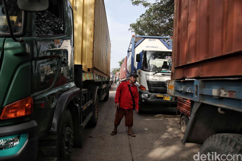 Antrean ratusan truk kontainer mengular panjang di kawasan Marunda, Jakarta Utara, imbas jembatan yang rusak.