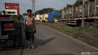 Saat ini jembatan itu masih ditutup karena rusak dan masih diperbaiki.