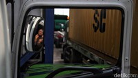Kendaraan besar yang ingin menuju pelabuhan Tanjung Priok dialihkan menuju bawah flyover ke Jalan Landak Cilincing.