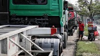 Supir kontainer disana mengaku terjebak 12 jam lebih di  jalan Marunda padahal tujuannya hanya ke KBN saja.