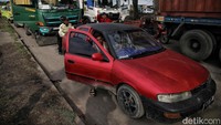 Terlihat para sopir ini lelah menunggu hingga macet terurai.