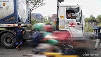 Dalam kondisi tersebut hanya ada sedikit petugas kepolisian dan dishub.