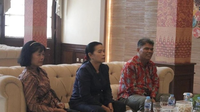 Ibu mantan napi (tengah) curhat ke Pj Gubernur Babel Suganda Pandapotan usai anaknya keluar lapas dalam keadaan buta akibat dianiaya oknum sipir.