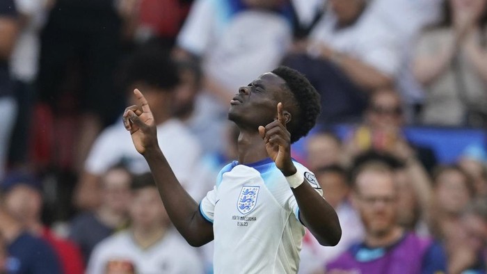 Englands Bukayo Saka celebrates after scoring his sides second goal during the Euro 2024 group C qualifying soccer match between England and North Macedonia at Old Trafford in Manchester, Monday June 19, 2023. (AP Photo/Dave Thompson)