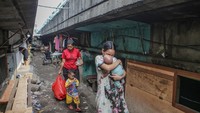 Pemerintah Provinsi DKI Jakarta berencana menertibkan warga yang tinggal di kawasan tersebut karena dianggap membahayakan keselamatan mereka.  