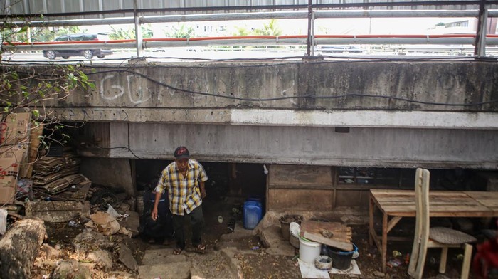 Sejumlah warga berjalan di kawasan permukiman di bawah jalan tol dalam kota Cawang-Tomang-Pluit di Jelambar Baru, Jakarta Barat, Selasa (20/6/2023). Pemerintah Provinsi DKI Jakarta berencana menertibkan warga yang tinggal di kawasan tersebut karena dianggap membahayakan keselamatan mereka. ANTARA FOTO/Fauzan/nym.