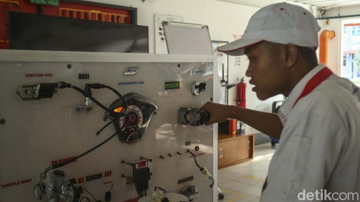 SMK Mitra Industri M2100, Cikarang, dikunjungi Kaisar Jepang Naruhito beserta Permaisuri Masako. Yuk kita lihat program di sekolah tersebut.