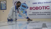 Uniknya meski siswa masih duduk di kelas X namun telah mahir memprogram sebuah robot.  