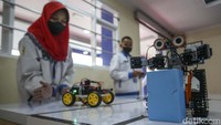 Seperti yang terlihat di ruang robotik ini, sejumlah siswa menunjukkan robot yang telah dibuatnya. Robot tersebut juga dipamerkan langsung di hadapan Kaisar dan Permaisuri Jepang.  