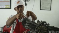Seluruh komponen kendaraan bermotor tampak telah didalaminya.  