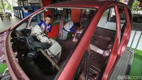 Selain motor sekolah ini juga memiliki ruang praktik kendaraan roda empat.  