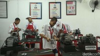 Siswa beraktivitas di salah satu ruang praktik di SMK Mitra Industri M2100, Cikarang, Selasa (20/6/2023).  