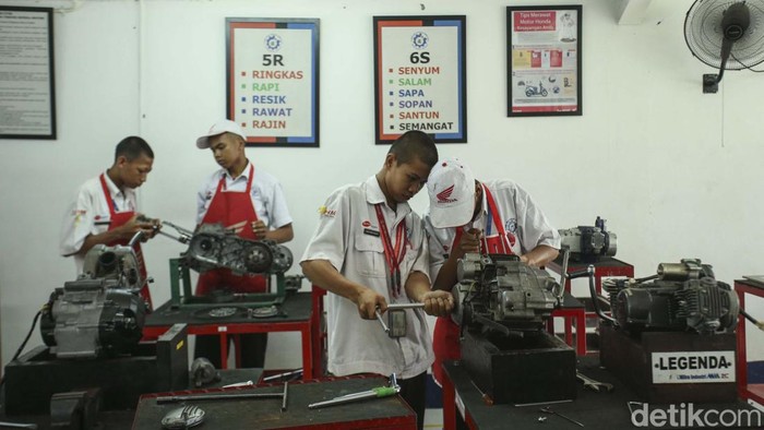 Intip SMK di Cikarang yang Dikunjungi Kaisar Jepang SMK Mitra Industri M2100, Cikarang, dikunjungi Kaisar Jepang Naruhito beserta Permaisuri Masako. Yuk kita lihat program di sekolah tersebut.