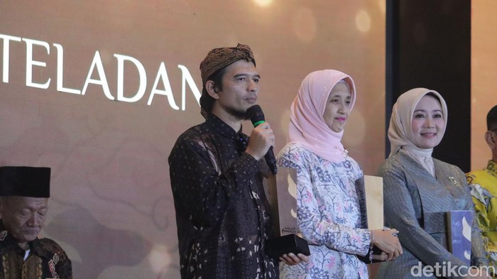 Irfan Amalee saat menerima penghargaan detikJabar Awards.