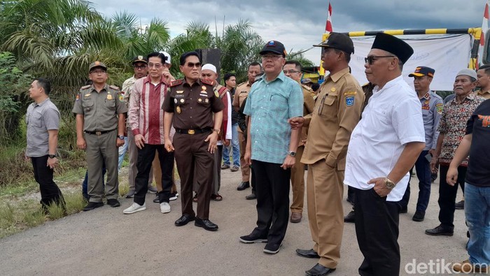 Jaksa memutuskan perusahaan harus ganti rugi membuat jalan baru. Nilainya Rp 4,9 miiar.