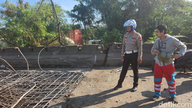 jalan di jembatan Marunda rusak (dok Polres Jakut)