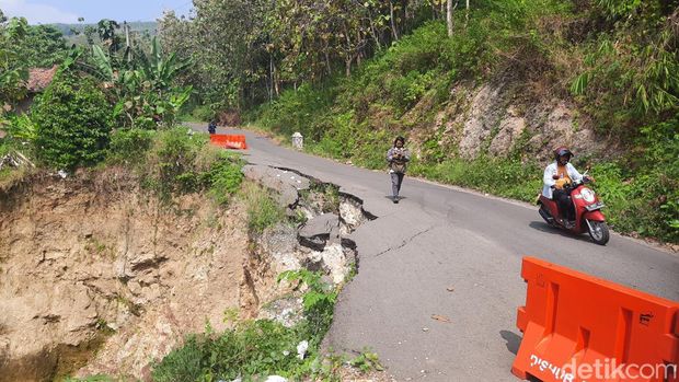Kondisi jalan di lereng Pegunungan Kendeng Desa Purwokerto Kayen masih longsor, Selasa (20/6/2023).