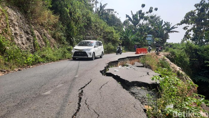 Kondisi jalan di lereng Pegunungan Kendeng Desa Purwokerto Kayen masih longsor, Selasa (20/6/2023).