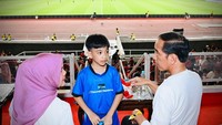 Jokowi mengatakan cucunya itu sering menonton bola. Jan Ethes sebelumnya juga menonton laga Timnas Indonesia melawan Korea Selatan. (Foto: Biro Pers Sekretariat Presiden)